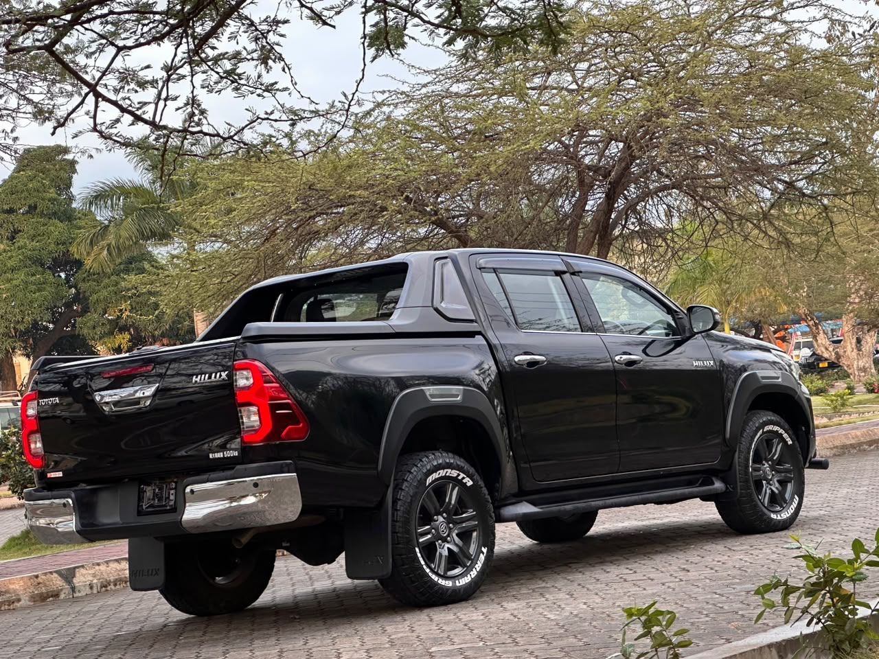 TOYOTA HILUX DOUBLE CABIN thumbnail 7